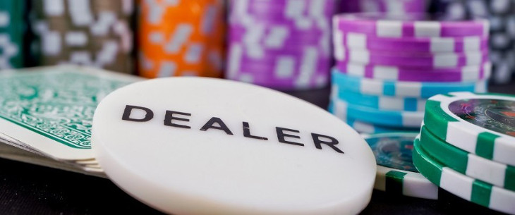 Позиция баттон в покере: понятие, преимущества и стратегия