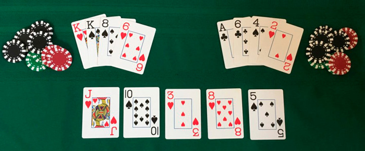 Тринадцать карт на столе с фишками