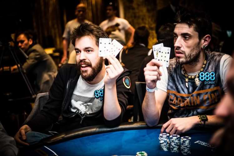 Игроки за столом во время раздачи