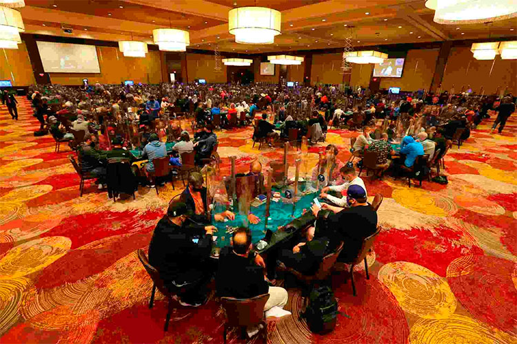 Участники игры за столами