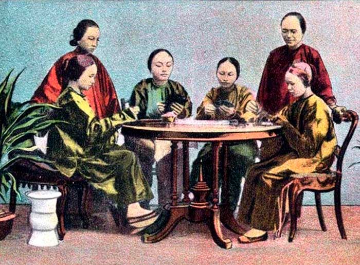 Китайские женщины играют в карты